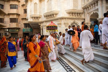 VRINDAVAN, INDIA 01 Eylül 2022: Vrindavan, Vrindavan 'daki Krishna Balarama tapınağında Kirtan ilahileri çalan dindar kutsal bir yer olarak kabul edilir..