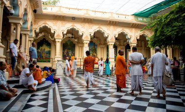 VRINDAVAN, INDIA 01 Eylül 2022: Vrindavan, Vrindavan 'daki Krishna Balarama tapınağında Kirtan ilahileri çalan dindar kutsal bir yer olarak kabul edilir..