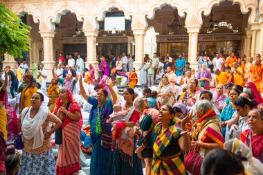 VRINDAVAN, INDIA 01 Eylül 2022: Vrindavan, Vrindavan 'daki Krishna Balarama tapınağında Kirtan ilahileri çalan dindar kutsal bir yer olarak kabul edilir..