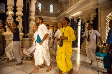 VRINDAVAN, INDIA 01 Eylül 2022: Vrindavan, Vrindavan 'daki Krishna Balarama tapınağında Kirtan ilahileri çalan dindar kutsal bir yer olarak kabul edilir..