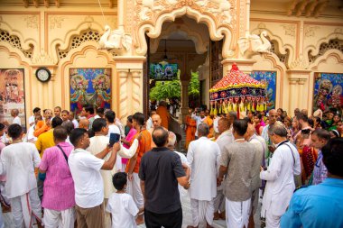 VRINDAVAN, INDIA 01 Eylül 2022: Vrindavan, Vrindavan 'daki Krishna Balarama tapınağında Kirtan ilahileri çalan dindar kutsal bir yer olarak kabul edilir..