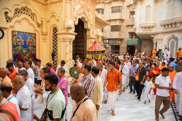 VRINDAVAN, INDIA 01 Eylül 2022: Vrindavan, Vrindavan 'daki Krishna Balarama tapınağında Kirtan ilahileri çalan dindar kutsal bir yer olarak kabul edilir..