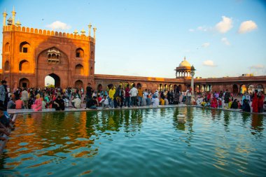 DELHI, INDIA, 23 Ağustos 2022: Jama Mescid Camii 'ne ibadet edenler ve turist ziyareti, Hindistan' daki en büyük ve en ünlü camidir.