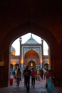 DELHI, INDIA, 23 Ağustos 2022: Jama Mescid Camii 'ne ibadet edenler ve turist ziyareti, Hindistan' daki en büyük ve en ünlü camidir.
