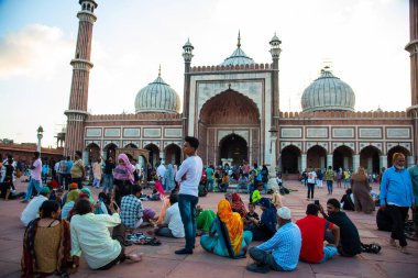 DELHI, INDIA, 23 Ağustos 2022: Jama Mescid Camii 'ne ibadet edenler ve turist ziyareti, Hindistan' daki en büyük ve en ünlü camidir.