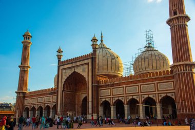 DELHI, INDIA, 23 Ağustos 2022: Jama Mescid Camii 'ne ibadet edenler ve turist ziyareti, Hindistan' daki en büyük ve en ünlü camidir.
