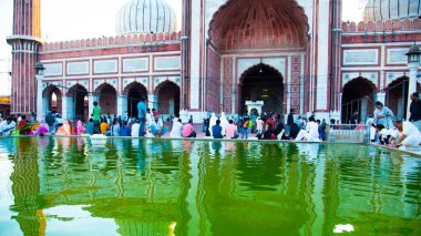 DELHI, INDIA, 23 Ağustos 2022: Jama Mescid Camii 'ne ibadet edenler ve turist ziyareti, Hindistan' daki en büyük ve en ünlü camidir.