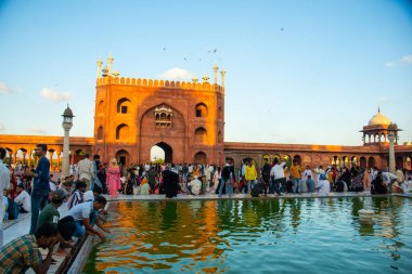 DELHI, INDIA, 23 Ağustos 2022: Jama Mescid Camii 'ne ibadet edenler ve turist ziyareti, Hindistan' daki en büyük ve en ünlü camidir.