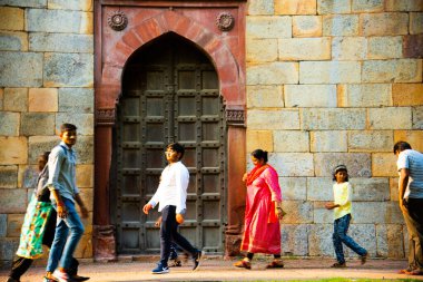 DELHI, INDIA, 24 Ağustos 2022: Delhi, Hindistan 'daki Purana Qila kalesine yapılan turist ziyareti, 16. yüzyıldan kalma, Delhi' deki en eski bina.