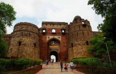 DELHI, INDIA, 24 Ağustos 2022: Delhi, Hindistan 'daki Purana Qila kalesine yapılan turist ziyareti, 16. yüzyıldan kalma, Delhi' deki en eski bina.