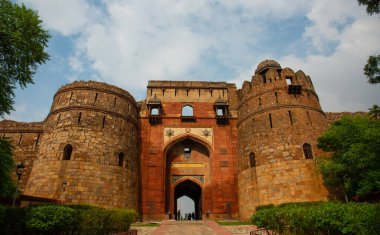 Delhi, Hindistan 'daki Purana Qila kalesinin mimarisi, Delhi' deki en eski bina, 16. yüzyıla dayanıyor..