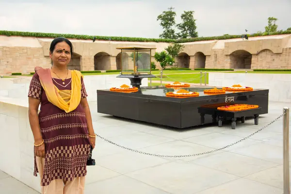 stock image Woman visit to the Raj Ghat, Mahatma Gandhi Crematorium Site, Delhi, India.