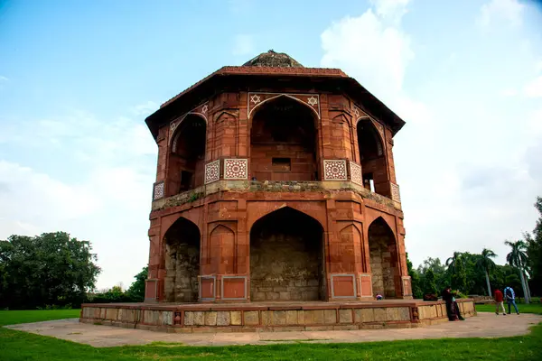 Delhi, Hindistan 'daki Purana Qila kalesinin mimarisi, Delhi' deki en eski bina, 16. yüzyıla dayanıyor..