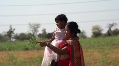 Nohut tarlasında küçük bir kızla birlikte bir kadın..