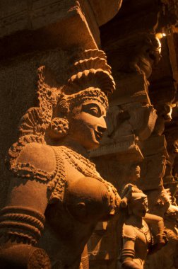 Hindistan, Tamil Nadu, Madurai 'deki Meenakshi tapınağındaki binlerce sütun salonunda Hindu tanrısı ve tanrıçanın heykeli..