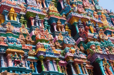Hindistan, Madurai 'deki en büyük ve en eski tapınaklardan biri olan Meenakshi Tapınağı' nın detayları..