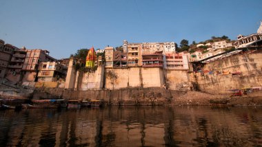 Omkareshwar Tapınağı ve Narmada Nehri kıyısındaki Omkareshwar şehri, Madhya Pradesh, Hindistan,