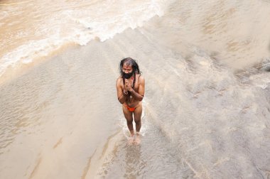 Sadhu, Simhastha Kumbh Mela sırasında Godavari nehrinde dua eder..