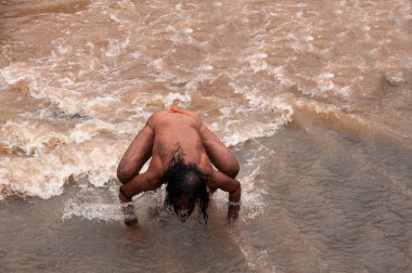 Sadhu, Simhastha Kumbh Mela sırasında Godavari nehrinde dua eder..
