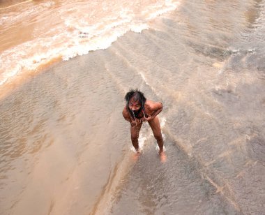 Sadhu, Simhastha Kumbh Mela sırasında Godavari nehrinde dua eder..