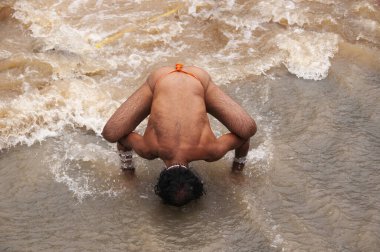 Sadhu, Simhastha Kumbh Mela sırasında Godavari nehrinde dua eder..