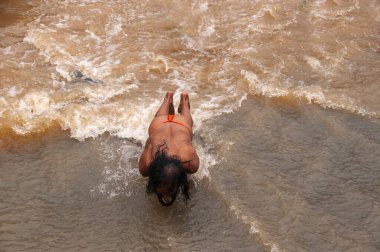Sadhu, Simhastha Kumbh Mela sırasında Godavari nehrinde dua eder..