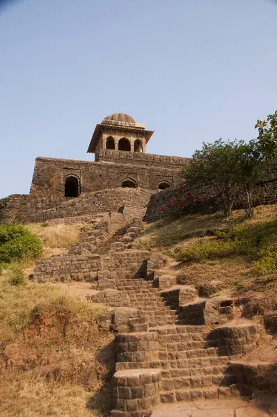 Mandu 'daki Baz Bahadur Sarayı, Madhya Pradesh, Hindistan, Mandu turizm merkezinin önde gelen turistik merkezi..