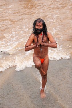 Sadhu, Simhastha Kumbh Mela sırasında Godavari nehrinde dua eder..