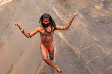 Sadhu, Simhastha Kumbh Mela sırasında Godavari nehrinde dua eder..