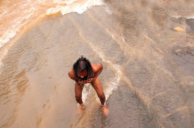 Sadhu, Simhastha Kumbh Mela sırasında Godavari nehrinde dua eder..