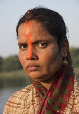 Geleneksel giyinmiş Hintli kadın Chhat Puja Festivali 'nde nehre dua ediyor..