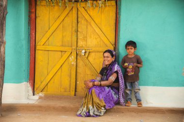 Hindistan 'daki evinin önünde kırsal bir kadın var..