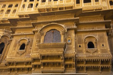 Jaisalmer, Rajasthan, Hindistan 'da altın kireçtaşından yapılmış güzel tarihi bina.