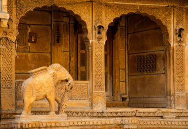 Jaisalmer, Rajasthan, Hindistan 'da altın kireçtaşından yapılmış güzel tarihi bina.