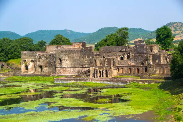 Jahaz Mahal (gemi Sarayı) Mandu, Madhya Pradesh, Hindistan içinde