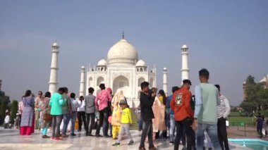 AGRA, UTTAR PRADESH, INDIA, 7 Kasım 2022: Hindistan ve dünyanın dört bir yanından gelen turistler Taj Mahal 'i ziyaret edip izliyorlar, Taj Mahal ise Agra' daki UNESCO Dünya Mirası sahası..