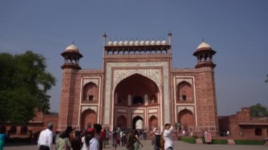 AGRA, Hindistan, 7 Kasım 2022: Agra 'daki Kızıl Kale' deki turistler, Tac Mahal 'in güzel bir manzarasına sahip olduğunuz için bu kale çok popüler bir turistik ilgi odağı. Bir UNESCO Dünya Mirası sahası.