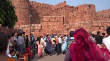AGRA, Hindistan, 7 Kasım 2022: Agra 'daki Kızıl Kale' deki turistler, Tac Mahal 'in güzel bir manzarasına sahip olduğunuz için bu kale çok popüler bir turistik ilgi odağı. Bir UNESCO Dünya Mirası sahası.