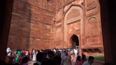 AGRA, Hindistan, 7 Kasım 2022: Agra 'daki Kızıl Kale' deki turistler, Tac Mahal 'in güzel bir manzarasına sahip olduğunuz için bu kale çok popüler bir turistik ilgi odağı. Bir UNESCO Dünya Mirası sahası.