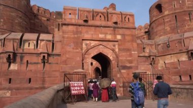 AGRA, Hindistan, 7 Kasım 2022: Agra 'daki Kızıl Kale' deki turistler, Tac Mahal 'in güzel bir manzarasına sahip olduğunuz için bu kale çok popüler bir turistik ilgi odağı. Bir UNESCO Dünya Mirası sahası.