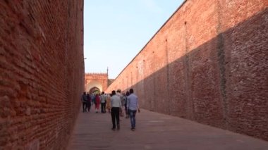 AGRA, Hindistan, 7 Kasım 2022: Agra 'daki Kızıl Kale' deki turistler, Tac Mahal 'in güzel bir manzarasına sahip olduğunuz için bu kale çok popüler bir turistik ilgi odağı. Bir UNESCO Dünya Mirası sahası.