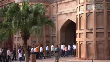 AGRA, Hindistan, 7 Kasım 2022: Agra 'daki Kızıl Kale' deki turistler, Tac Mahal 'in güzel bir manzarasına sahip olduğunuz için bu kale çok popüler bir turistik ilgi odağı. Bir UNESCO Dünya Mirası sahası.
