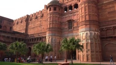 AGRA, Hindistan, 7 Kasım 2022: Agra 'daki Kızıl Kale' deki turistler, Tac Mahal 'in güzel bir manzarasına sahip olduğunuz için bu kale çok popüler bir turistik ilgi odağı. Bir UNESCO Dünya Mirası sahası.