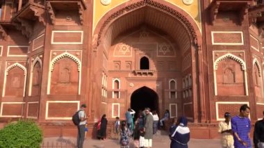 AGRA, Hindistan, 7 Kasım 2022: Agra 'daki Kızıl Kale' deki turistler, Tac Mahal 'in güzel bir manzarasına sahip olduğunuz için bu kale çok popüler bir turistik ilgi odağı. Bir UNESCO Dünya Mirası sahası.