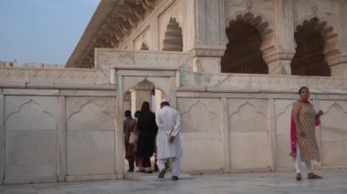 AGRA, Hindistan, 7 Kasım 2022: Agra 'daki Kızıl Kale' deki turistler, Tac Mahal 'in güzel bir manzarasına sahip olduğunuz için bu kale çok popüler bir turistik ilgi odağı. Bir UNESCO Dünya Mirası sahası.
