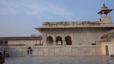 AGRA, Hindistan, 7 Kasım 2022: Agra 'daki Kızıl Kale' deki turistler, Tac Mahal 'in güzel bir manzarasına sahip olduğunuz için bu kale çok popüler bir turistik ilgi odağı. Bir UNESCO Dünya Mirası sahası.