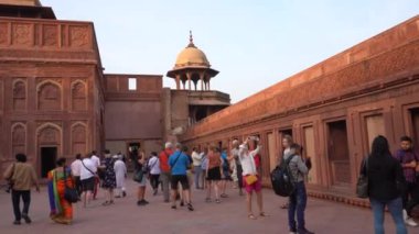 AGRA, Hindistan, 7 Kasım 2022: Agra 'daki Kızıl Kale' deki turistler, Tac Mahal 'in güzel bir manzarasına sahip olduğunuz için bu kale çok popüler bir turistik ilgi odağı. Bir UNESCO Dünya Mirası sahası.
