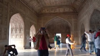 AGRA, Hindistan, 7 Kasım 2022: Agra 'daki Kızıl Kale' deki turistler, Tac Mahal 'in güzel bir manzarasına sahip olduğunuz için bu kale çok popüler bir turistik ilgi odağı. Bir UNESCO Dünya Mirası sahası.