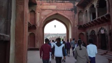 AGRA, Hindistan, 7 Kasım 2022: Agra 'daki Kızıl Kale' deki turistler, Tac Mahal 'in güzel bir manzarasına sahip olduğunuz için bu kale çok popüler bir turistik ilgi odağı. Bir UNESCO Dünya Mirası sahası.