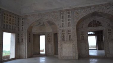 AGRA, Hindistan, 7 Kasım 2022: Agra 'daki Kızıl Kale' deki turistler, Tac Mahal 'in güzel bir manzarasına sahip olduğunuz için bu kale çok popüler bir turistik ilgi odağı. Bir UNESCO Dünya Mirası sahası.